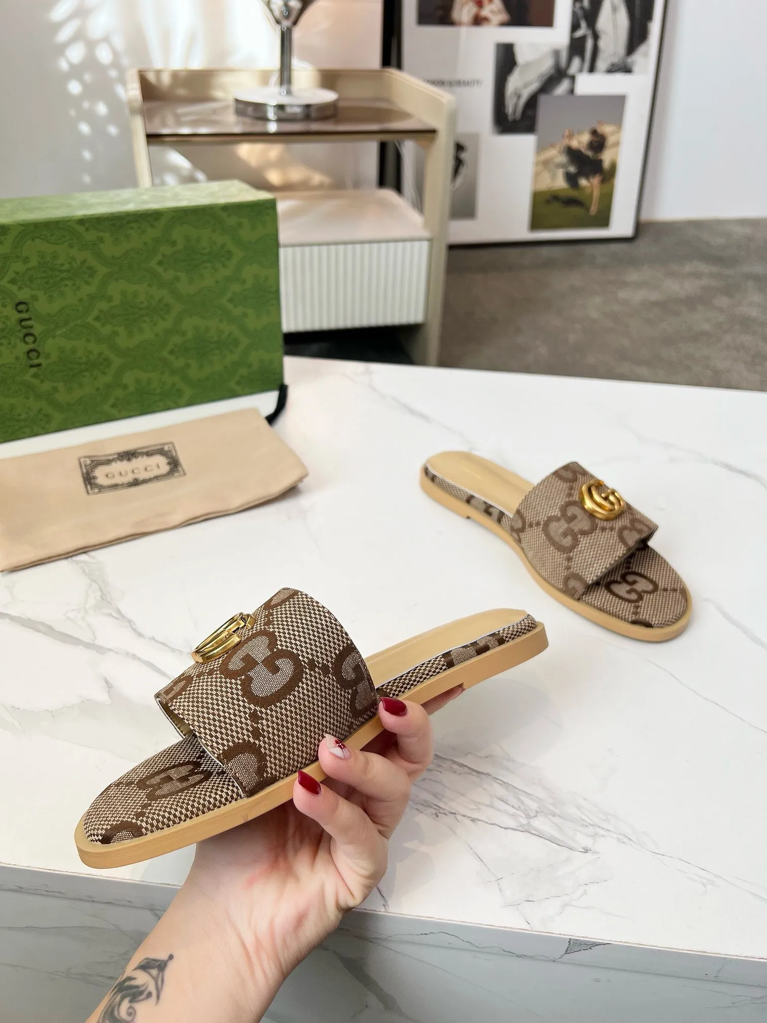👟👟Ex-factory price 380👟👟 GUCCl 2025 spring and summer new style casual interlocking double G sandals for women. This piece is from the Gucci Lido collection, and its design is inspired by the summer style and beach clubs of the Italian coast. Archive designs from the 1970s infuse the brand with glory. Get inspired by this iconic era. The "Gucci March of Love" series continues to explore the aesthetic connotation of the brand's archived logos in a new way, while at the same time embracing the classic elegance and charm. Code Number: 35-43#